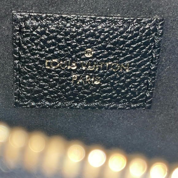 💜💜Louis Vuitton Multi Pochette Accessoires
Empreinte Leather- SMALL Poch… - Picture 3 of 13